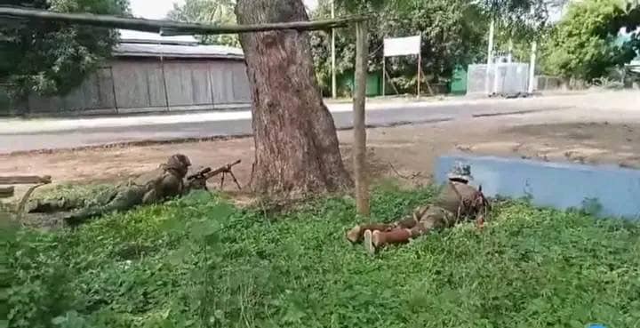 (ကင်းတံခါးလာပိတ်သည့် စစ်အုပ်စုအား ရဲဘော်များက တိုက်ခိုက်နေစဥ်။ဓာတ်ပုံ - ကြောင်လက်သည်း)
