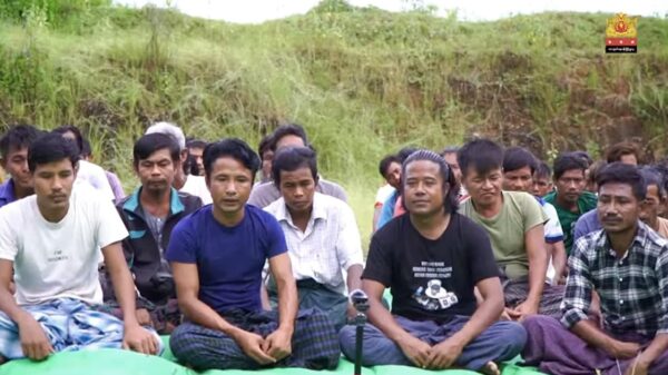(အလင်းဝင်လာသော စစ်ကောင်စီတပ်မှ အရာရှိစစ်သည်များအား တွေ့ရစဉ်။ ဓာတ်ပုံ - File)