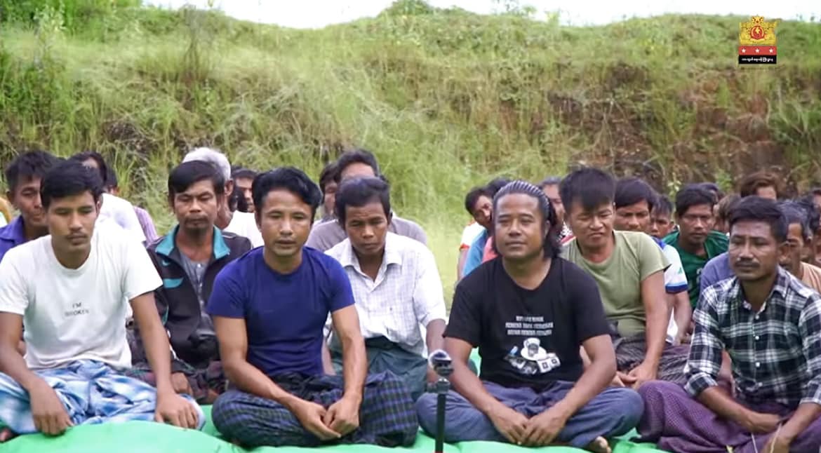 (အလင်းဝင်လာသော စစ်ကောင်စီတပ်မှ အရာရှိစစ်သည်များအား တွေ့ရစဉ်။ ဓာတ်ပုံ - File)