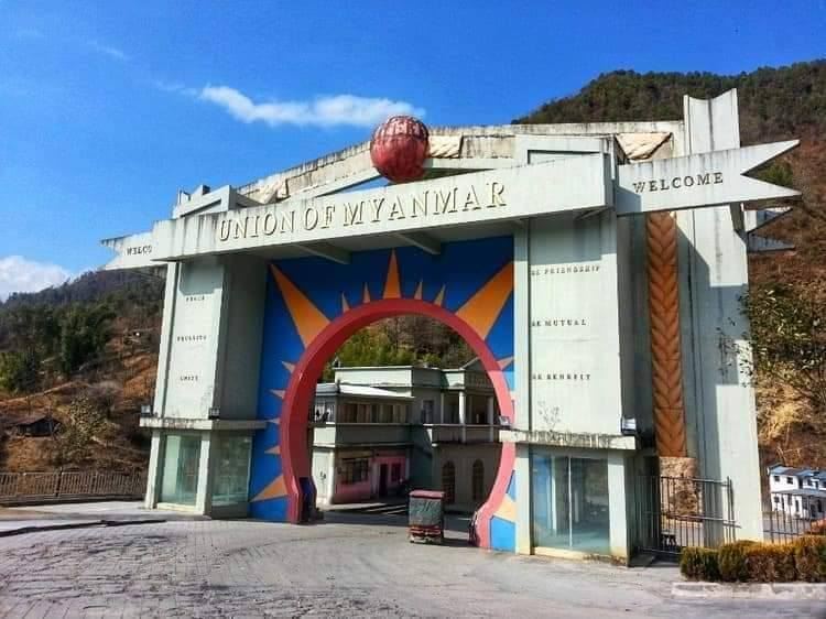 (ဖီ​မော်မြို့အဝင်တနေရာအား တွေ့ရစဥ်။ ဓာတ်ပုံ - CJ)