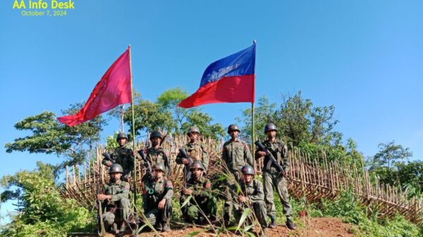 (အမ်းမြို့နယ်အတွင်းရှိစစ်စခန်းတစ်ခုကိုသိမ်းပိုက်ပြီး​နောက် AAတပ်ဖွဲ့ဝင်များ။ ဓါတ်ပုံ-AA Info Desk)