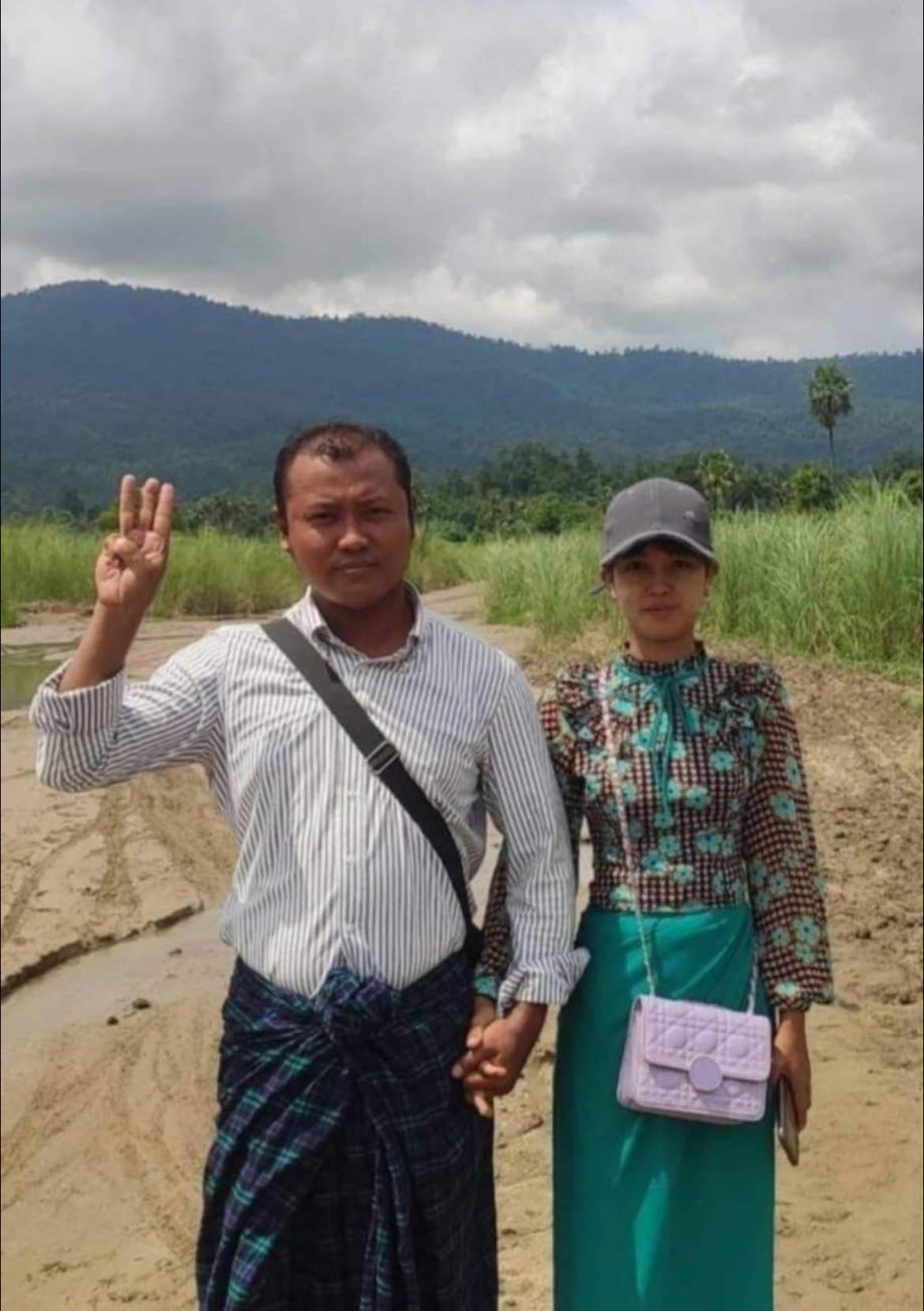 (သတ်ဖြတ်ခံရသည့် ကနီမြို့နယ်၊ ပညာရေးဘုတ်အဖွဲ့ တာဝန်ခံ ဆရာဦးဝင်းဌေးနှင့် ၎င်းဇနီး ဒေါ်ခြိမ့်ခြိမ့်သဲဝေအား အာဏာသိမ်းကာလအစောပိုင်းက တွေ့ရစဥ်။ဓာတ်ပုံ - ပေးပို့)