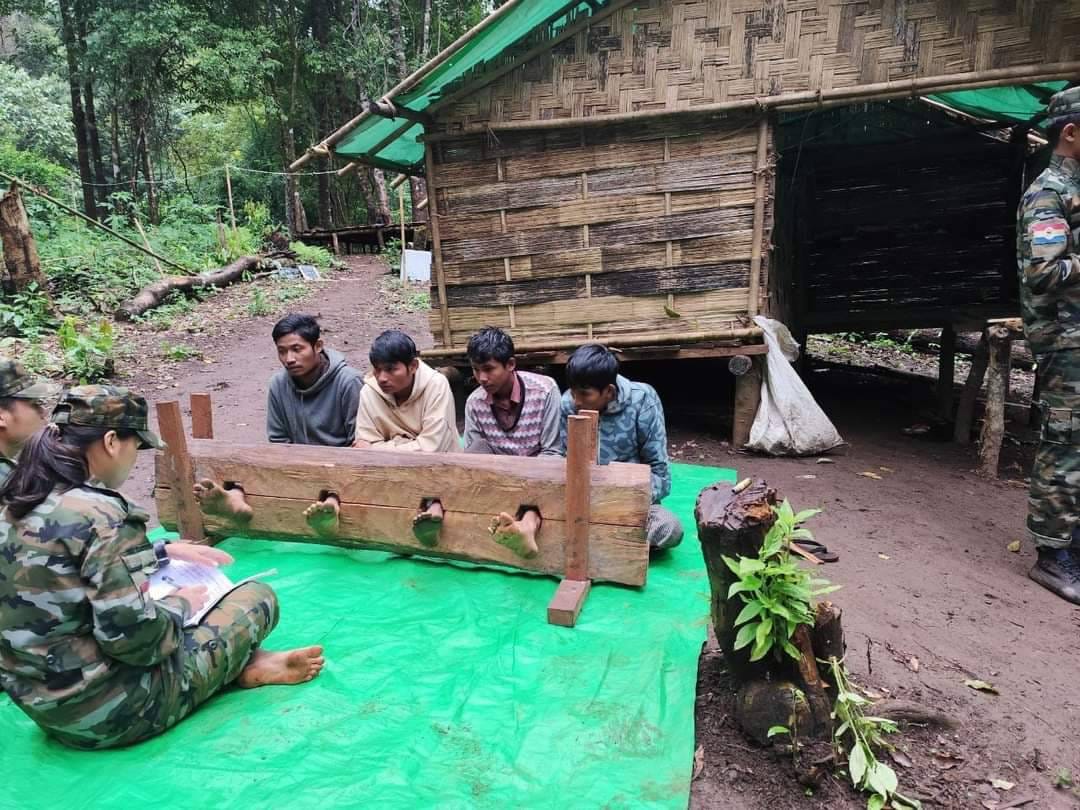(စစ်သုံ့ပန်း ၄ ဦးကို ​တွေ့ရစဥ်။ဓါတ်ပုံ-CDF-Asho)