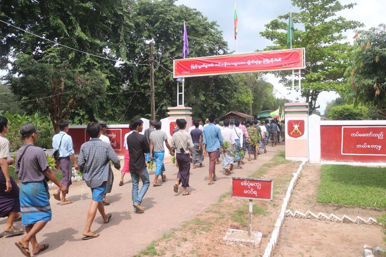 အဓမ္မစစ်မှုထမ်းရန် ခေါ်ဆောင်ခံရသည့်လူငယ်များအား အောက်တိုဘာလအတွင်းကတွေ့ရစဥ်