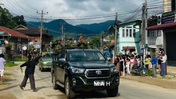 (မိုးကုတ်မြို့ကို TNLA နှင့် မဟာမိတ်တပ်များ သိမ်းပိုက်ပြီးနောက် မြို့အတွင်း ဝင်ရောက်လာစဉ် ဒေသခံပြည်သူများက ကြိုဆိုနေစဥ်။ ဓာတ်ပုံ - M H N)
