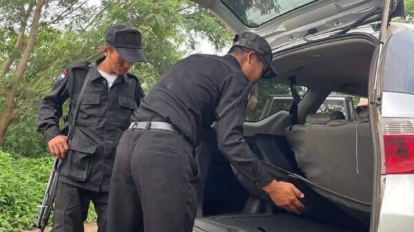 (၂၀၂၄ ဇူလိုင်အတွင်းက လွိုင်ကော်မြို့နယ်တွင် ကရင်နီပြည်ရဲတပ်ဖွဲ့ဝင်များ ရှောင်တခင်စစ်ဆေးမှု ပြုလုပ်နေစဥ်။ ဓာတ်ပုံ - KSP)