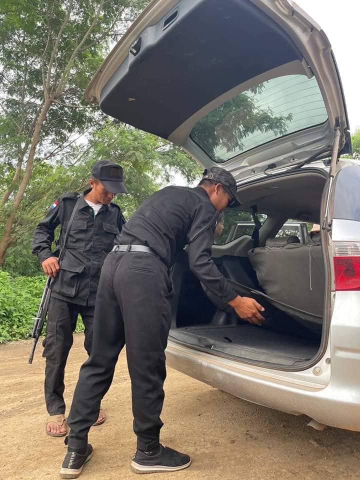 (၂၀၂၄ ဇူလိုင်အတွင်းက လွိုင်ကော်မြို့နယ်တွင် ကရင်နီပြည်ရဲတပ်ဖွဲ့ဝင်များ ရှောင်တခင်စစ်ဆေးမှု ပြုလုပ်နေစဥ်။ ဓာတ်ပုံ - KSP)