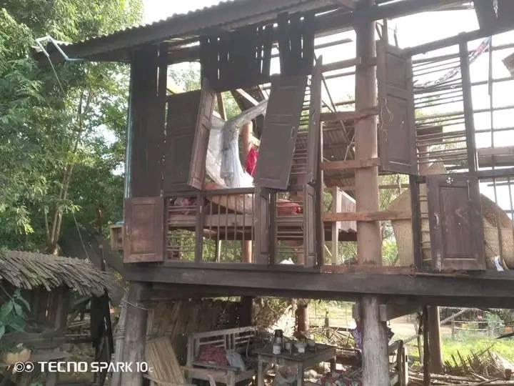 (လေကြောင်းတိုက်ခိုက်ပြီးနောက် ပျက်စီးသွားသောနေအိမ်များအား တွေ့ရစဥ်။ဓာတ်ပုံ - စစ်ကိုင်းပြည်သူဖေးမကူ ကွန်ရက်)