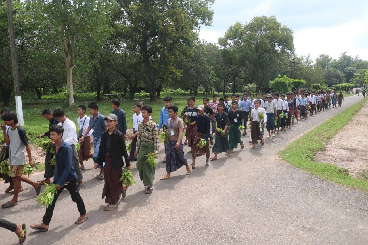 အဓမ္မစစ်မှုထမ်းရန် ခေါ်ဆောင်ခံရသည့်လူငယ်များအား အောက်တိုဘာလအတွင်းကတွေ့ရစဥ်
