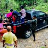 (လူကုန်ကူးခံရပြီး စွန့်ပစ်ခံရတဲ့ မြန်မာ ၉ ဦးကို ထိုင်းလုံခြုံ​ရေးတပ်ဖွဲ့ဝင်​တွေက ​တွေ့ရှိပြီး​နောက်​ခေါ်​ဆောင်သွားစဥ်။ဓါတ်ပုံ-Khaosod)