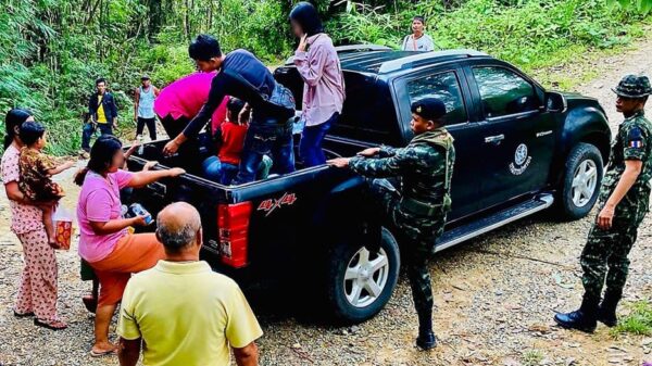 (လူကုန်ကူးခံရပြီး စွန့်ပစ်ခံရတဲ့ မြန်မာ ၉ ဦးကို ထိုင်းလုံခြုံ​ရေးတပ်ဖွဲ့ဝင်​တွေက ​တွေ့ရှိပြီး​နောက်​ခေါ်​ဆောင်သွားစဥ်။ဓါတ်ပုံ-Khaosod)