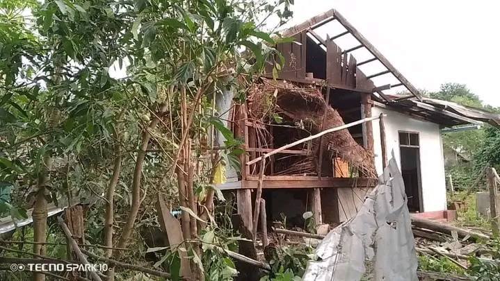 (လေကြောင်းတိုက်ခိုက်ပြီးနောက် ပျက်စီးသွားသောနေအိမ်များအား တွေ့ရစဥ်။ဓာတ်ပုံ - စစ်ကိုင်းပြည်သူဖေးမကူ ကွန်ရက်)