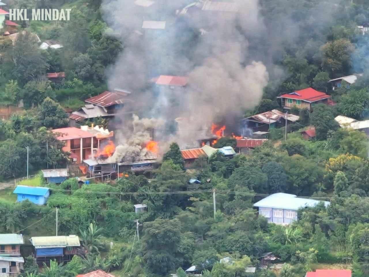 (ပြီးခဲ့သည့် အောက်တိုဘာ ၁၅ရက်က မင်းတပ်မြို့တနေရာကို စစ်ကောင်စီတပ်သားများက မီးရှို့ဖျက်ဆီးနေစဉ်။ ဓာတ်ပုံ - Hkl-Mindat)