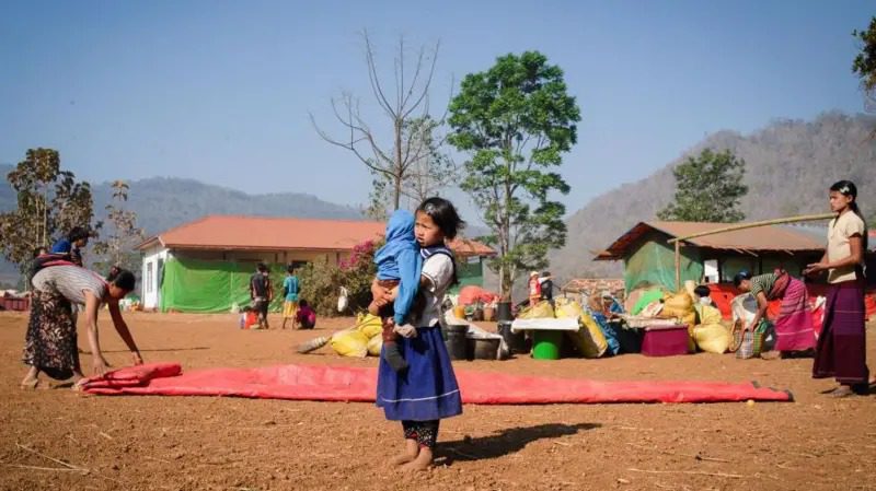 (ကရင်နီပြည်နယ်အတွင်း လေကြောင်းတိုက်ခိုက်မှုကြောင့် ထိုင်းနိုင်ငံ မယ်ဟောင်ဆောင်ဒေသအတွင်း ခိုလှုံနေကြသော မြန်မာစစ်ရှောင်များ။ ဓာတ်ပုံ - Getty Images)