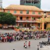 (လားရှိုးမြို့ရှိ မန်ဆူရှမ်းကျောင်းအတွင်း ဒေသခံစစ်ဘေးသင့်ပြည်သူများအား စားသောက်ကုန်များထောက်ပံ့နေသည်ကို အောက်တိုဘာလအတွင်းက တွေ့ရစဥ်။ ဓာတ်ပုံ - လားရှိုးမြို့ ပြန်လည်ထူထောင်ရေး)
