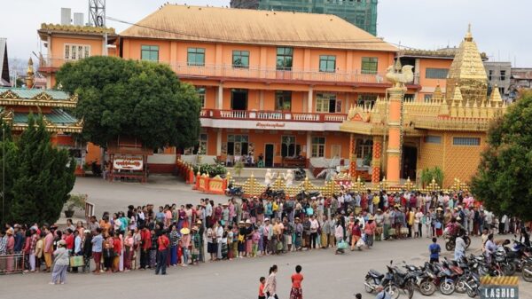(လားရှိုးမြို့ရှိ မန်ဆူရှမ်းကျောင်းအတွင်း ဒေသခံစစ်ဘေးသင့်ပြည်သူများအား စားသောက်ကုန်များထောက်ပံ့နေသည်ကို အောက်တိုဘာလအတွင်းက တွေ့ရစဥ်။ ဓာတ်ပုံ - လားရှိုးမြို့ ပြန်လည်ထူထောင်ရေး)
