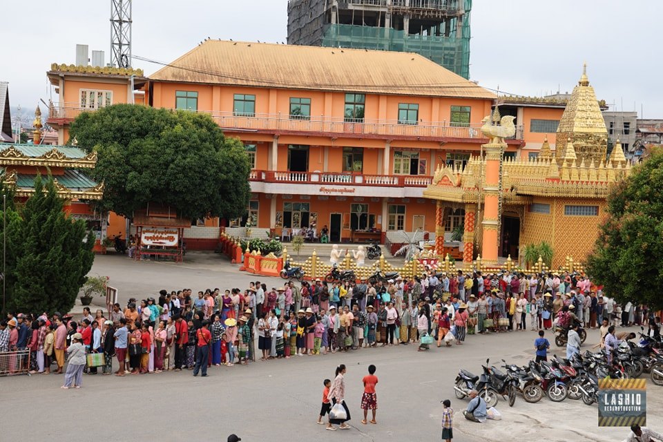 (လားရှိုးမြို့ရှိ မန်ဆူရှမ်းကျောင်းအတွင်း ဒေသခံစစ်ဘေးသင့်ပြည်သူများအား စားသောက်ကုန်များထောက်ပံ့နေသည်ကို အောက်တိုဘာလအတွင်းက တွေ့ရစဥ်။ ဓာတ်ပုံ - လားရှိုးမြို့ ပြန်လည်ထူထောင်ရေး)