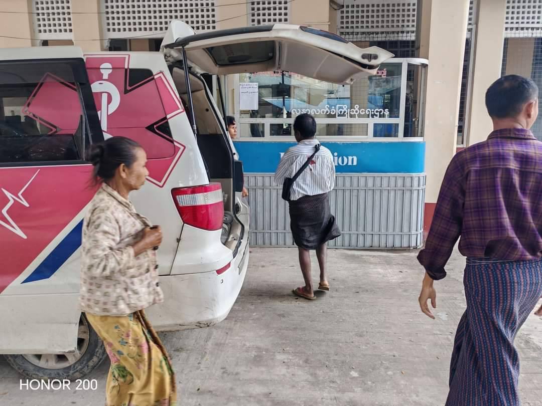 (တောင်ငူမြို့နယ်တိုက်ပွဲကြောင့် တိမ်းရှောင်နေသူများနှင့် ဒဏ်ရာရသူများအား တောင်ငူဆေးရုံသို့ ပို့ဆောင်နေစဥ်။ ဓာတ်ပုံ - CJ)