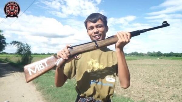 (ကိုယ်တိုင်ထုတ် 5.56mm ကျည်သုံး ကာဘိုင်အမျိုးအစား သေနတ်အား ပြသနေစဥ်။ဓာတ်ပုံ - File)