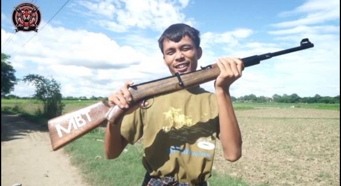(ကိုယ်တိုင်ထုတ် 5.56mm ကျည်သုံး ကာဘိုင်အမျိုးအစား သေနတ်အား ပြသနေစဥ်။ဓာတ်ပုံ - File)