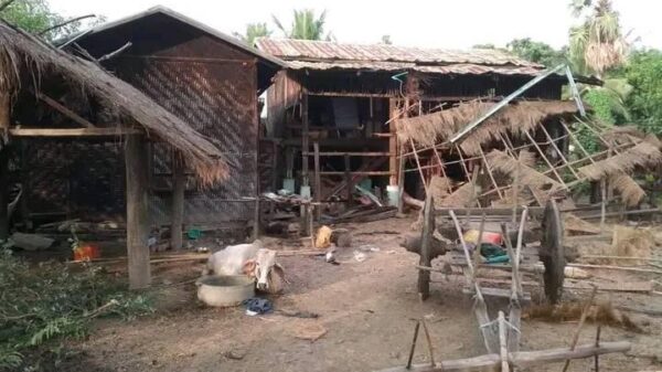 (လေကြောင်းတိုက်ခိုက်ပြီးနောက် ပျက်စီးသွားသောနေအိမ်များအား တွေ့ရစဥ်။ဓာတ်ပုံ - စစ်ကိုင်းပြည်သူဖေးမကူ ကွန်ရက်)