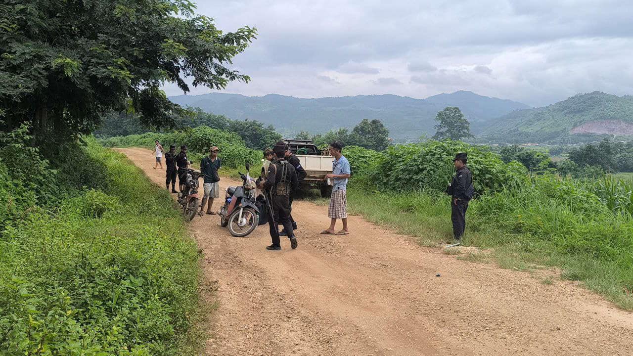 (မူးယစ်ဆေးဖြင့် ဖမ်းမိသူများနှင့် TNLA​၏ တရားဥပဒေစိုးမိုးရေးတပ်ဖွဲ့မှ ရဲဘော်များ။ ဓာတ်ပုံ - TNLA)