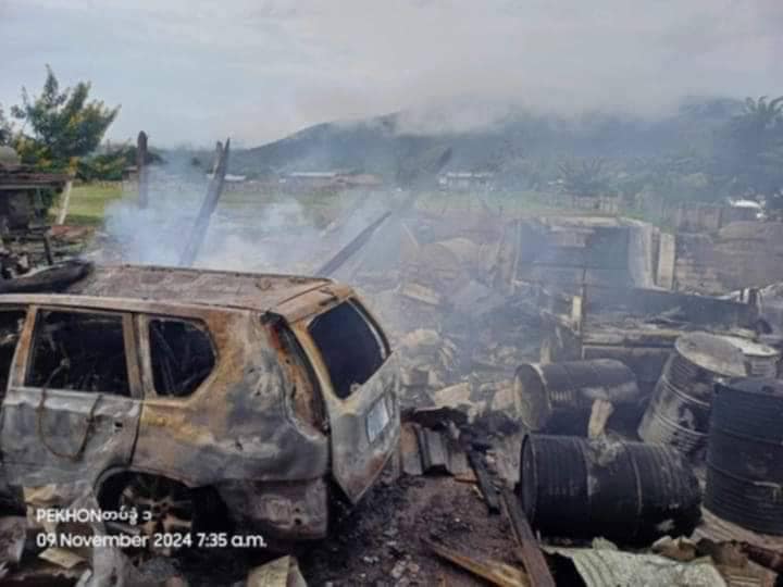 (စစ်ကောင်စီလေကြောင်းတိုက်ခိုက်မှုကြောင့် ပျက်စီးသွားသည့် အရှေ့ကာလကျေးရွာမှ အပျက်အစီးများကို တွေ့ရစဥ်။ ဓာတ်ပုံ - ဖယ်ခုံတပ်ခွဲ-၁)