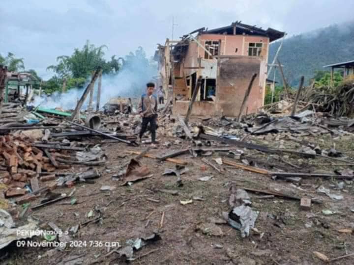 (စစ်ကောင်စီလေကြောင်းတိုက်ခိုက်မှုကြောင့် ပျက်စီးသွားသည့် အရှေ့ကာလကျေးရွာမှ အပျက်အစီးများကို တွေ့ရစဥ်။ ဓာတ်ပုံ - ဖယ်ခုံတပ်ခွဲ-၁)