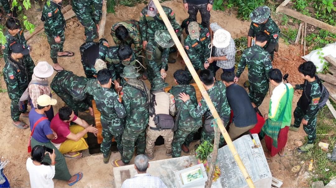 (BPDFမှ CDM ရဲတပ်သားဖေရယ်၏ ဈပနအခမ်းအနားပြုလုပ်နေစဉ်။ ဓာတ်ပုံ - BPDF)