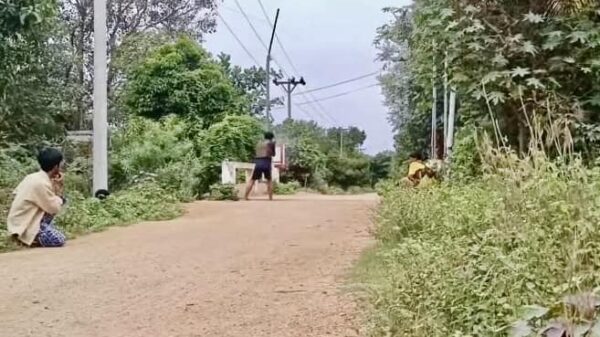 (သန်းခေါင်စာရင်းကောက်သည့်စစ်ကောင်စီအုပ်စုအား ပစ်ခတ်တိုက်ခိုက်နေစဥ်။ဓာတ်ပုံ-File)