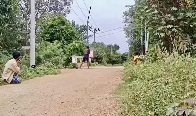 (သန်းခေါင်စာရင်းကောက်သည့်စစ်ကောင်စီအုပ်စုအား ပစ်ခတ်တိုက်ခိုက်နေစဥ်။ဓာတ်ပုံ-File)