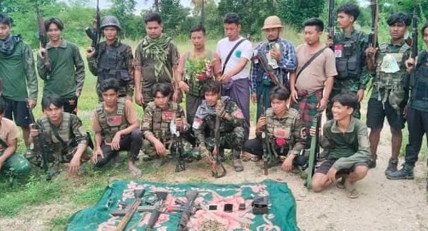 (တော်လှန်ရေးတပ်ပေါင်းစု ရဲဘော်များနှင့် သိမ်းဆည်းရမိသောလက်နက်ခဲယမ်းအချို့အား တွေ့ရစဥ်။ ဓာတ်ပုံ - 8+အညာမြေတပ်ပေါင်းစု)