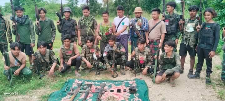 (တော်လှန်ရေးတပ်ပေါင်းစု ရဲဘော်များနှင့် သိမ်းဆည်းရမိသောလက်နက်ခဲယမ်းအချို့အား တွေ့ရစဥ်။ ဓာတ်ပုံ - 8+အညာမြေတပ်ပေါင်းစု)