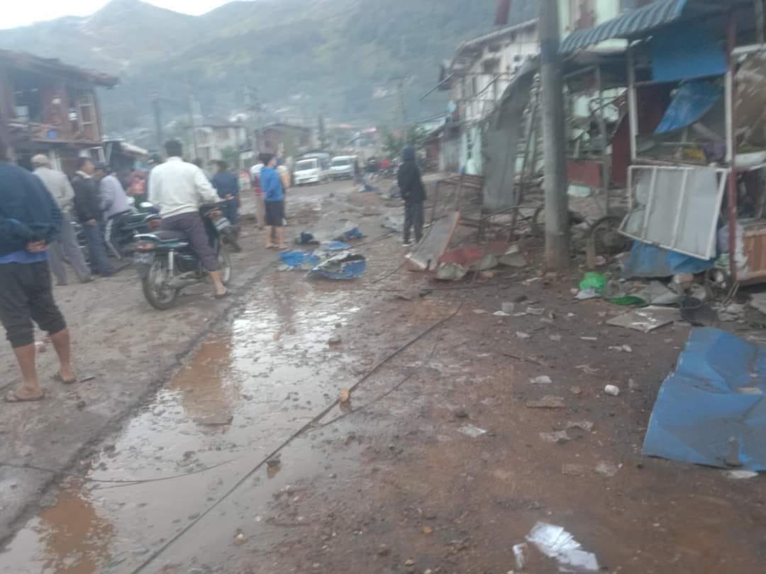 (စစ်​ကောင်စီတပ်က နိုဝင်ဘာ ၁၁ရက်ညတွင် ဗုံးကြဲမှု​ကြောင့် မိုးကုတ်မြို့၌ အပျက်အစီးများကို​တွေ့ရစဥ်။ဓါတ်ပုံ-CJ)