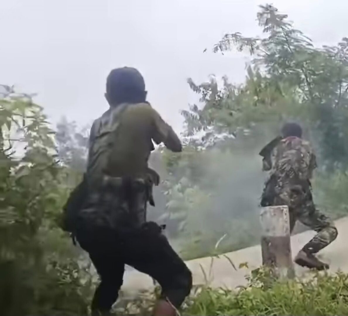အမ်း-ပဒါန်းလမ်းပိုင်းတွင် တော်လှန်ရေးတပ်များက စစ်ကောင်စီတပ်ကိုတိုက်ခိုက်စဥ်
