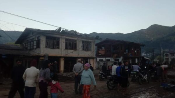 (စစ်​ကောင်စီတပ်က နိုဝင်ဘာ ၁၁ရက်ညတွင် ဗုံးကြဲမှု​ကြောင့် မိုးကုတ်မြို့၌ အပျက်အစီးများကို​တွေ့ရစဥ်။ဓါတ်ပုံ-CJ)