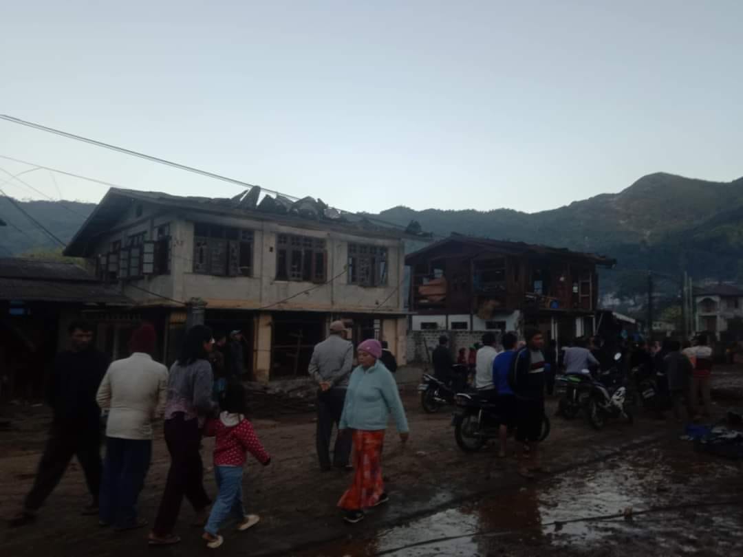 (စစ်​ကောင်စီတပ်က နိုဝင်ဘာ ၁၁ရက်ညတွင် ဗုံးကြဲမှု​ကြောင့် မိုးကုတ်မြို့၌ အပျက်အစီးများကို​တွေ့ရစဥ်။ဓါတ်ပုံ-CJ)
