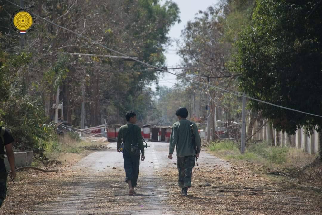 (၁၁.၁၁ စစ်ဆင်ရေးအတွင်း လွိုင်ကော်မြို့တွင်းရှိ စစ်ကောင်စီစခန်းများကို ကရင်နီတပ်ပေါင်းစု၏ဝင်ရောက်တိုက်ခိုက်ခဲ့သည်ကိုတွေ့ရစဥ်။ ဓာတ်ပုံ - KNDF တပ်ရင်း- ၂)