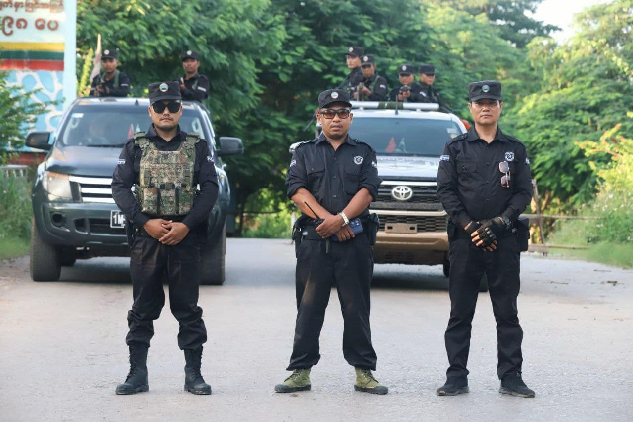 (မူးယစ်ဆေးဖြင့် ဖမ်းမိသူများနှင့် TNLA​၏ တရားဥပဒေစိုးမိုးရေးတပ်ဖွဲ့မှ ရဲဘော်များ။ ဓာတ်ပုံ - TNLA)
