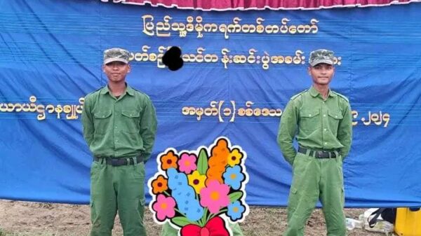 (ကျဆုံးခဲ့သော ရဲဘော် နှစ်ဦးအား တွေ့ရစဥ်။ဓာတ်ပုံ-ပြည်သူ့ဒီမိုကရက်တစ်တပ်တော်)