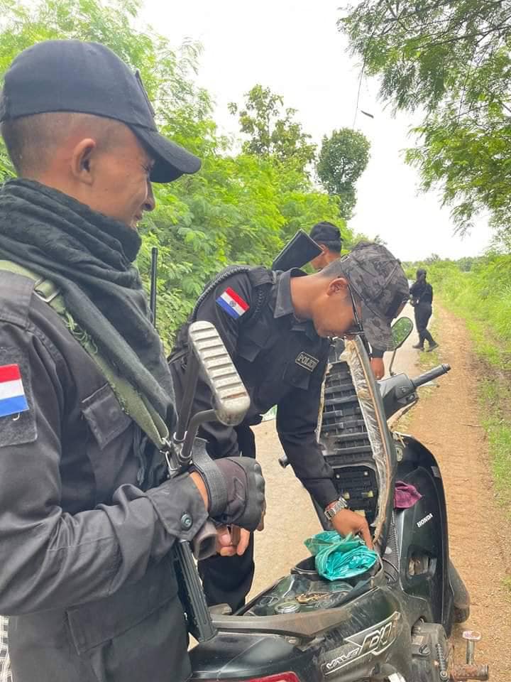 (၂၀၂၄ ဇူလိုင်အတွင်းက လွိုင်ကော်မြို့နယ်တွင် ကရင်နီပြည်ရဲတပ်ဖွဲ့ဝင်များ ရှောင်တခင်စစ်ဆေးမှု ပြုလုပ်နေစဥ်။ ဓာတ်ပုံ - KSP)