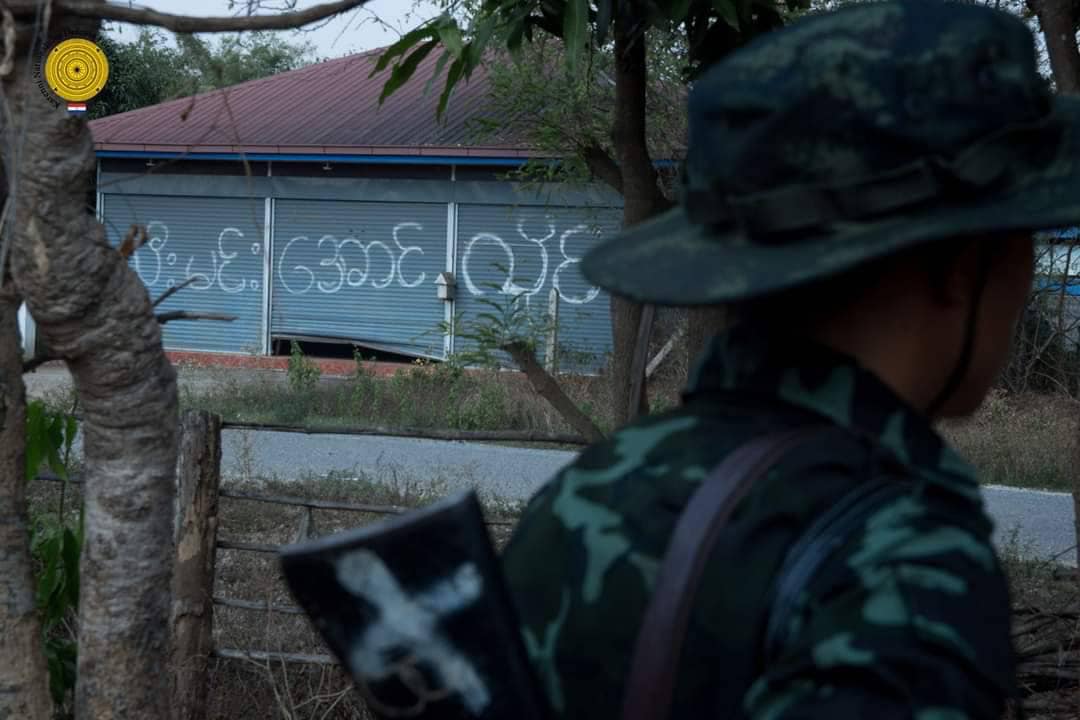 (၁၁.၁၁ စစ်ဆင်ရေးအတွင်း လွိုင်ကော်မြို့တွင်းရှိ စစ်ကောင်စီစခန်းများကို ကရင်နီတပ်ပေါင်းစု၏ဝင်ရောက်တိုက်ခိုက်ခဲ့သည်ကိုတွေ့ရစဥ်။ ဓာတ်ပုံ - KNDF တပ်ရင်း- ၂)