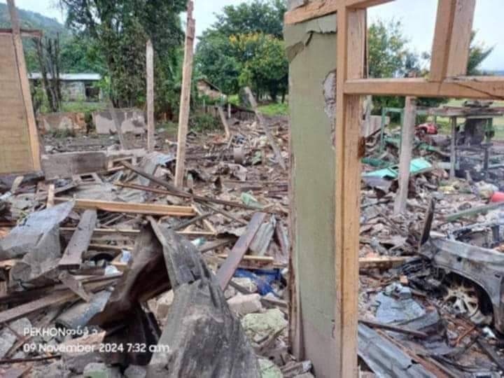 (စစ်ကောင်စီလေကြောင်းတိုက်ခိုက်မှုကြောင့် ပျက်စီးသွားသည့် အရှေ့ကာလကျေးရွာမှ အပျက်အစီးများကို တွေ့ရစဥ်။ ဓာတ်ပုံ - ဖယ်ခုံတပ်ခွဲ-၁)