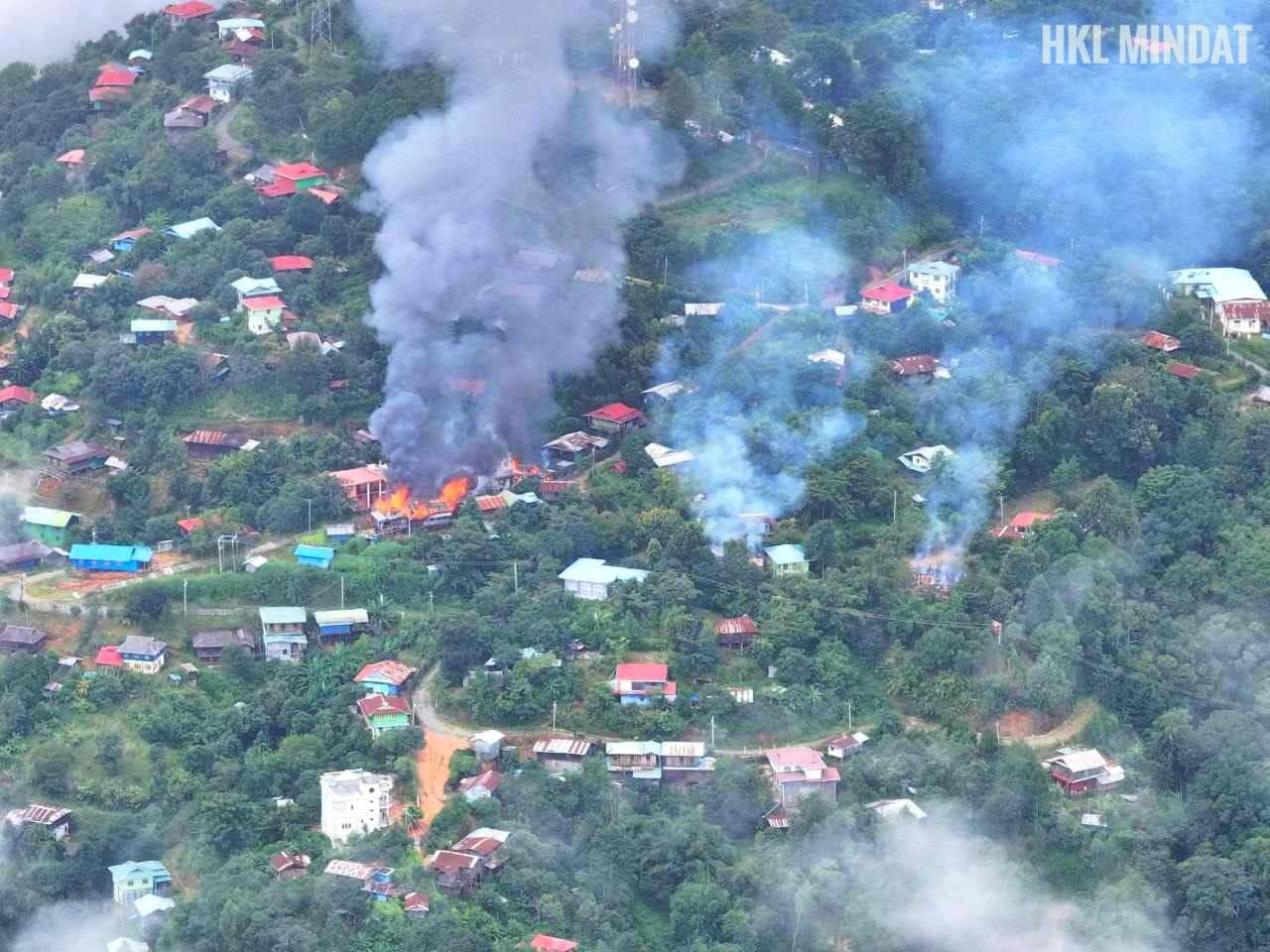 (စစ်ကောင်စီတပ်က မင်းတပ်မြို့ရှိ နေအိမ်များအား မီးရှို့ဖျက်ဆီးနေသည်ကို ပြီးခဲ့သည့်အောက်တိုဘာအတွင်းက တွေ့ရစဉ်။ ဓာတ်ပုံ - Hkl-Mindat)