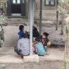 (တောင်ငူမြို့နယ်တိုက်ပွဲကြောင့် တိမ်းရှောင်နေသူများနှင့် ဒဏ်ရာရသူများအား တောင်ငူဆေးရုံသို့ ပို့ဆောင်နေစဥ်။ ဓာတ်ပုံ - CJ)