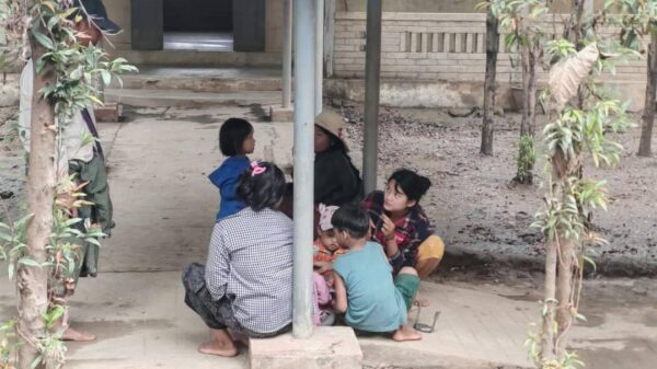 (တောင်ငူမြို့နယ်တိုက်ပွဲကြောင့် တိမ်းရှောင်နေသူများနှင့် ဒဏ်ရာရသူများအား တောင်ငူဆေးရုံသို့ ပို့ဆောင်နေစဥ်။ ဓာတ်ပုံ - CJ)