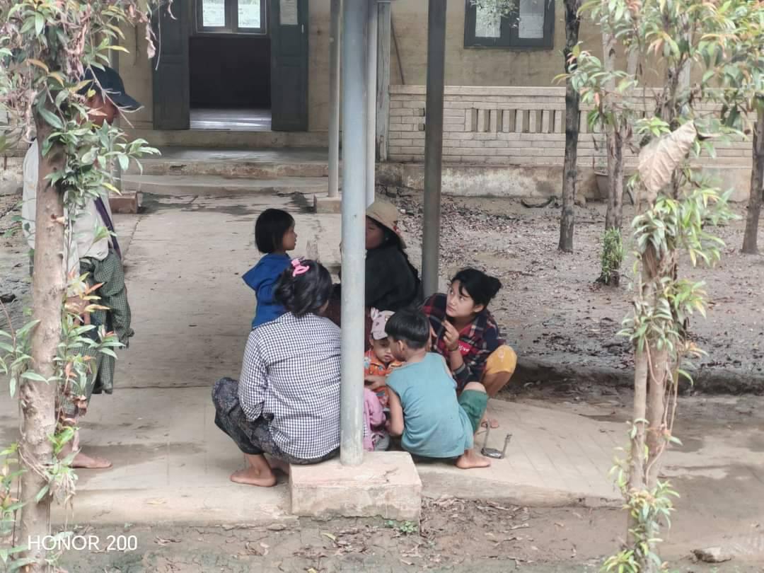 (တောင်ငူမြို့နယ်တိုက်ပွဲကြောင့် တိမ်းရှောင်နေသူများနှင့် ဒဏ်ရာရသူများအား တောင်ငူဆေးရုံသို့ ပို့ဆောင်နေစဥ်။ ဓာတ်ပုံ - CJ)