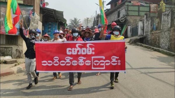 (ဖားကန့်မြို့၌ မော်ဝမ်းသပိတ်စစ်ကြောင်း ချီတက်ဆန္ဒပြနေသည်ကို ၂၀၂၁က တွေ့ရစဥ်။ ဓာတ်ပုံ - နှောင်ရိုး)