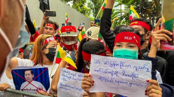 (စစ်အာဏာသိမ်းမှုကို ဆန့်ကျင်ကြောင်းနှင့် ဒီမိုကရေစီအရေးတက်ကြွလှုပ်ရှားသူလေးဦး မတရားသတ်ဖြတ်ခံရသည့်အပေါ်ရှုတ်ချကြောင်း ထိုင်းရောက်မြန်မာများက ၂၀၂၂ ဇူလိုင် ၂၆ရက်တွင် ဘန်ကောက်မြို့ရှိ မြန်မာသံရုံးရှေ့၌ ဆန္ဒပြနေစဥ်။ ဓာတ်ပုံ - PS)