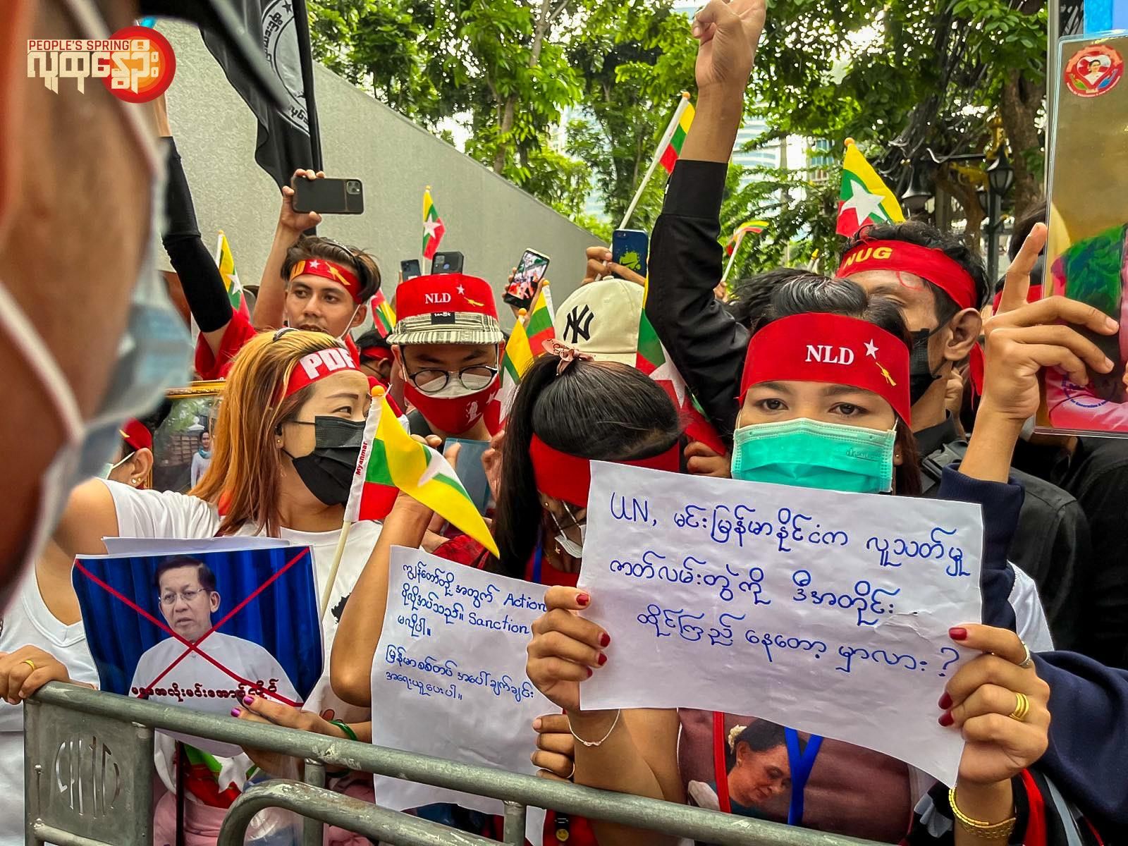 (စစ်အာဏာသိမ်းမှုကို ဆန့်ကျင်ကြောင်းနှင့် ဒီမိုကရေစီအရေးတက်ကြွလှုပ်ရှားသူလေးဦး မတရားသတ်ဖြတ်ခံရသည့်အပေါ်ရှုတ်ချကြောင်း ထိုင်းရောက်မြန်မာများက ၂၀၂၂ ဇူလိုင် ၂၆ရက်တွင် ဘန်ကောက်မြို့ရှိ မြန်မာသံရုံးရှေ့၌ ဆန္ဒပြနေစဥ်။ ဓာတ်ပုံ - PS)